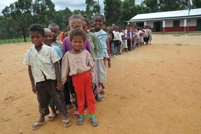 Schulkinder auf ihrem Schulhof in Andasibe Im Schulferien – Special Sozialarbeit und Community Care in Madagaskar organisierst du ein Sommercamp für die einheimischen Kinder!