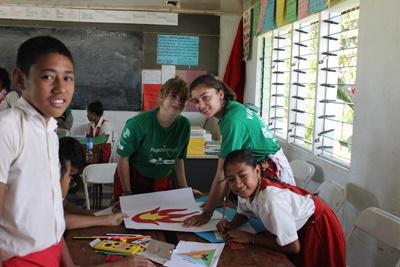 Freiwillige bei der Arbeit mit Schülerin in einer Grundschule in Samoa Freiwilligendienst im Schulferien – Special in Samoa