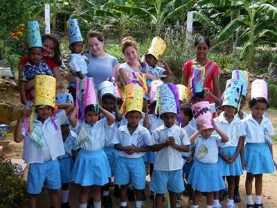 Projects Abroad Freiwillige und die Kinder in ihrem Projekt auf SriLanka Freiwillige und die Kinder in ihrem Projekt auf SriLanka