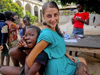 Eine Freiwillige von Projects Abroad umarmt ein Kind in Togo Eine Freiwillige umarmt ein Kind in Togo