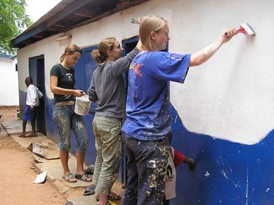 Freiwillige im Schulferien - Special von Projects Abroad helfen in Ghana bei Renovierungsarbeiten Freiwillige im Schulferien - Special helfen in Ghana bei Renovierungsarbeiten
