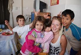 Sozialarbeit als Freiwilligendienst oder Praktikum im Ausland : Argentinien Eine Freiwillige zusammen mit Kindern in einer unserer Partner - Kitas in Argentinien, wo das Sozialarbeits - Projekt stattfindet.