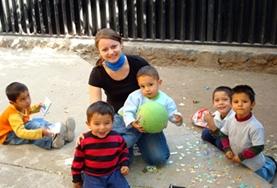 Sozialarbeit als Freiwilligendienst oder Praktikum im Ausland : Belize In deinem Freiwilligendienst in der Kita in Belize förderst du Kinder spielerisch, damit sie auf die Schulzeit besser vorbereitet sind.