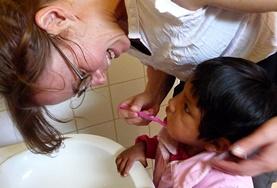 Sozialarbeit als Freiwilligendienst oder Praktikum im Ausland : Bolivien Tägliches Zähneputzen für gesunde Zähne ist wichtiges Alltagswissen, dass du den Kids während deines Freiwilligendienstes in Bolivien vermitteln kannst.
