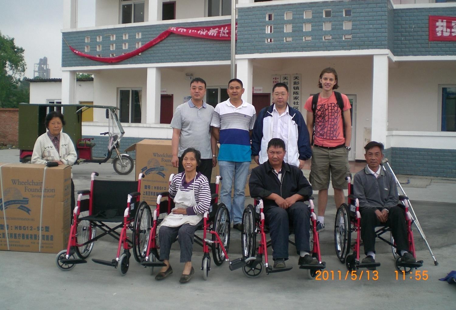 Projekte in Asien - China : Sozialarbeit Ein Freiwilliger bastelt zusammen mit den Kindern im Sozialarbeits - Projekt in China.