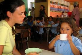 Sozialarbeit als Freiwilligendienst oder Praktikum im Ausland : Costa Rica Als Freiwillige/r im Sozialarbeits - Projekt in Costa Rica betreust die Kinder in ihrem Alltag in der Kita und hilfst ihnen auch beim Mittagessen.