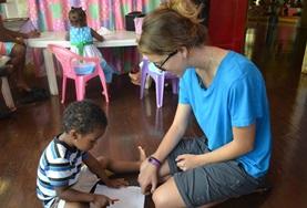 Projekt in der Karibik - Jamaika : Sozialarbeit Eine Freiwillige beschäftigt ein Kind in der Kindertagesstätte in Montego Bay spielerisch.