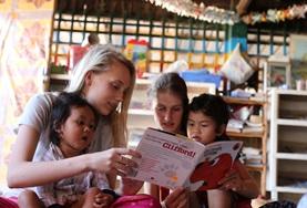 Sozialarbeit als Freiwilligendienst oder Praktikum im Ausland : Kambodscha Lies den Kids in unserer Partnereinrichtung in Kambodscha als Freiwillige/r im Sozialarbeits - Projekt etwas vor, erzähle ihnen Geschichten und kümmere dich um sie.