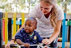 Sozialarbeit als Freiwilligendienst oder Praktikum im Ausland : Kenia Natürlich sorgst du in einem Freiwilligendienst in einer Kita in Kenia auch für jede Menge Spiel und Vergnügen der Kids.