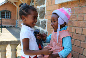 Sozialarbeit als Freiwilligendienst oder Praktikum im Ausland : Madagaskar Leiste in Andasibe auf Madagaskar Freiwilligenarbeit in unserem Sozialarbeits - Projekt und kümmere dich um Kinder in Kitas vor Ort.