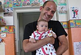Sozialarbeit als Freiwilligendienst oder Praktikum im Ausland : Rumänien Ein Freiwilliger aus Italien hilft den Betreuer/innen im Sozialarbeits - Projekt in Rumänien dabei, ein Baby in einem unserer Partnerkindergärten zu beschäftigen.