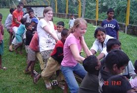 Projekte im Ausland - Sri Lanka : Sozialarbeit In deinem Freiwilligendienst in Sri Lanka förderst du die Kinder spielerisch und malst und bastelst mit ihnen.
