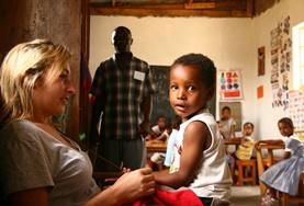 Projekte in Afrika - Tansania : Sozialarbeit Mit deiner Freiwilligenarbeit in Tansania kannst du Kinder individuell fördern und ihnen grundlegendes Wissen für ihre Schullaufbahn vermitteln.