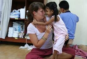 Projekte in Asien - Thailand : Sozialarbeit Eine Freiwillige gibt Bastelmaterialien aus in ihrem Freiwilligendienst in einer Kindertagesstätte in Thailand.