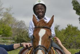 Freiwilligenarbeit in Afrika - Südafrika : Pferdetherapie Durch das Reiten sollen die Kinder ein besseres Körpergefühl und mehr Selbstvertrauen erlangen - hier kannst du dich als Freiwillige/r Helfer/in engagieren.