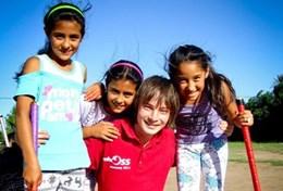 Auslandspraktikum Sport : Argentinien Ein Freiwilliger zusammen mit Schüler/innen auf dem Hockeyfeld im Multisport - Projekt in Argentinien.