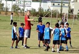 Auslandspraktikum Sport : Bolivien Unser deutscher Freiwilliger Tim erklärt seinen Volleyball - Schülerinnen die Spielregeln während seines Sport - Praktikums in Bolivien.