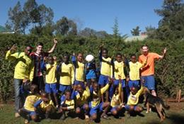 Auslandspraktikum Sport : Kenia Eine Sport - Praktikantin übt mit Schülerinnen einer Schule in Nanyuki Seilspringen.