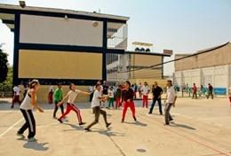 Projekte in Lateinamerika - Mexiko : Sport - Praktikum Auf dem Schulhof einer unserer Partnerschulen in Mexiko trainiert unser Freiwilliger zusammen mit der Sportlehrerin eine Klasse im Sport.