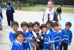 Auslandspraktikum Sport : Peru Eine Freiwillige zusammen mit einer Sportklasse in Peru, wo sie ihr Sport - Praktikum als Freiwilligendienst absolviert.