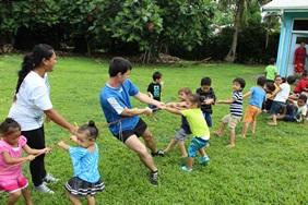 Auslandspraktikum Sport : Samoa Mit den jüngeren Klassen kannst du in deinem Sport - Praktikum sportliche Freizeitspiele wie Tauziehen durchführen.