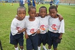 Projekte in Afrika - Tansania : Sport - Praktikum Schülerinnen einer Sekundarschule in Tansania spielen Völkerball und werden dabei von einer Freiwilligen im Sport - Praktikum angeleitet.