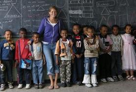 Projekte in Afrika - Äthiopien : Unterrichten Eine Freiwillige im Unterrichts - Projekt in Äthiopien auf einem Gruppenbild mit ihrer Schulklasse.
