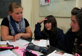 Projekte in Lateinamerika - Argentinien : Unterrichten In einer Biologiestunde lernen die Schüler/innen in Argentinien von unseren Freiwilligen, wie gute Mundhygiene funktioniert.