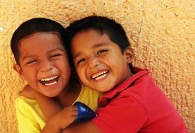 Freiwilligenarbeit Unterrichten im Ausland : Belize Zwei Schüler einer Grundschule lachen in San Pedro für eine Freiwillige in die Kamera.