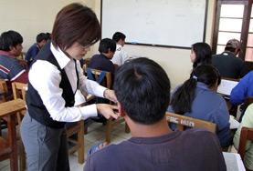 Projekte in Südamerika - Bolivien : Unterrichten Eine Freiwillige im Klassenzimmer mit Schüler/innen, denen sie im Fach Englisch Nachhilfe gibt.