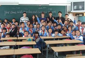 Projekte in Asien - China : Unterrichten Gruppenbild mit einer chinesischen Schulklasse, die von unserem Freiwilligen im Unterrichts - Projekt unterrichtet wird.