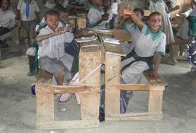 Freiwilligendienst in Afrika - Kenia : Unterrichten Eine Freiwillige leitet eine Schulstunde während ihres Freiwilligendienstes im Unterrichts - Projekt in Kenia.