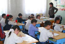 Praktikum im Ausland - die Mongolei : Unterrichten Fleißig lernen die Schüler/innen im Unterrichts - Projekt ihre englischen Vokabeln, bevor sie sie zusammen mit unserer Freiwilligen wiederholen.