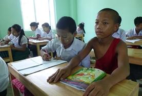 Freiwilligenarbeit Unterrichten im Ausland : Myanmar Schüler in einer Klosterschule in Myanmar während einer Unterrichtsstunde mit einem Freiwilligen im Unterrichts - Projekt von Projects Abroad.