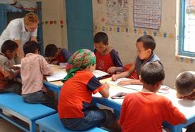 Freiwilligenarbeit Unterrichten im Ausland : Nepal Im Klassenzimmer in Kathmandu unterrichtet ein Freiwilliger im Unterrichts - Projekt Schüler in Englisch.