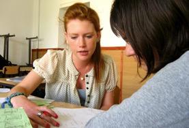 Projekte in Osteuropa - Rumänien : Unterrichten Eine Freiwillige im Unterrichts - Projekt in Rumänien leitet eine kreative Schulstunde.