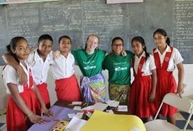 Freiwilligenarbeit Unterrichten im Ausland : Samoa Zwei Freiwillige aus Europa und Asien leisten einen Freiwilligendienst im Unterrichts - Projekt in Samoa und posieren hier mit ihrer Klasse für ein Foto.