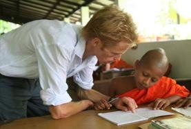 Projekte im Ausland - Sri Lanka : Unterrichten Ein Freiwilliger im Unterrichts - Projekt in Sri Lanka mit seiner Klasse aus jungen Mönchen.