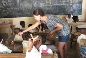 Projekte in Afrika - Togo : Unterrichten Eine Freiwillige im Klassenzimmer in Lomé im afrikanischen Togo, wo sie ihre Schüler/innen im Fach Englisch unterrichtet.