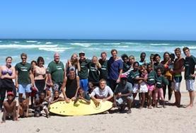 Freiwilligenarbeit in Afrika - Südafrika : Winter - Specials Alle Freiwilligen besuchen auf diesem Bild zusammen den Strand von Muizenberg in Kapstadt, wo auch unser Surf - Projekt stattfindet.