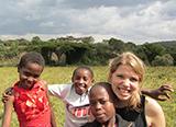 Celia von der Initiative Siku Njema Kesho in Kenia mit ihren Schützlingen Celia, Gründerin der Organisation Siku Njema Kesho in Kenia