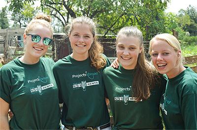 Tausche dich mit anderen Alumnis aus Eine Gruppe dänischer Freiwilliger im Naturschutz-Projekt in Kenia.