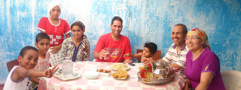 Unsere Leistungen und Service Ein Freiwilliger mit seiner Gastfamilie in Marokko