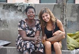 Projekte in Afrika - Ghana : Sprachkurse Eine Freiwillige übt Twi mit ihrer Gastmutter in Ghana, wo sie gleichzeitig einen Freiwilligendienst absolviert.