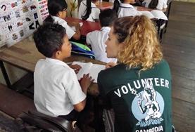 Projekte in Asien - Kambodscha : Sprachkurse Eine Freiwillige im Unterrichts - Projekt spricht mit einem Schüler in der lokalen Sprache Khmer.