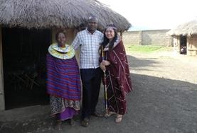 Projekte in Afrika - Tansania : Sprachkurse Eine Freiwillige besucht ein traditionelles Massaidorf in Tansania und verständigt sich mit den Dorfbewohnern in Swahili.